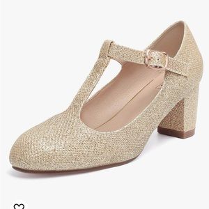 Women’s round toe chunky heels in gold size 8